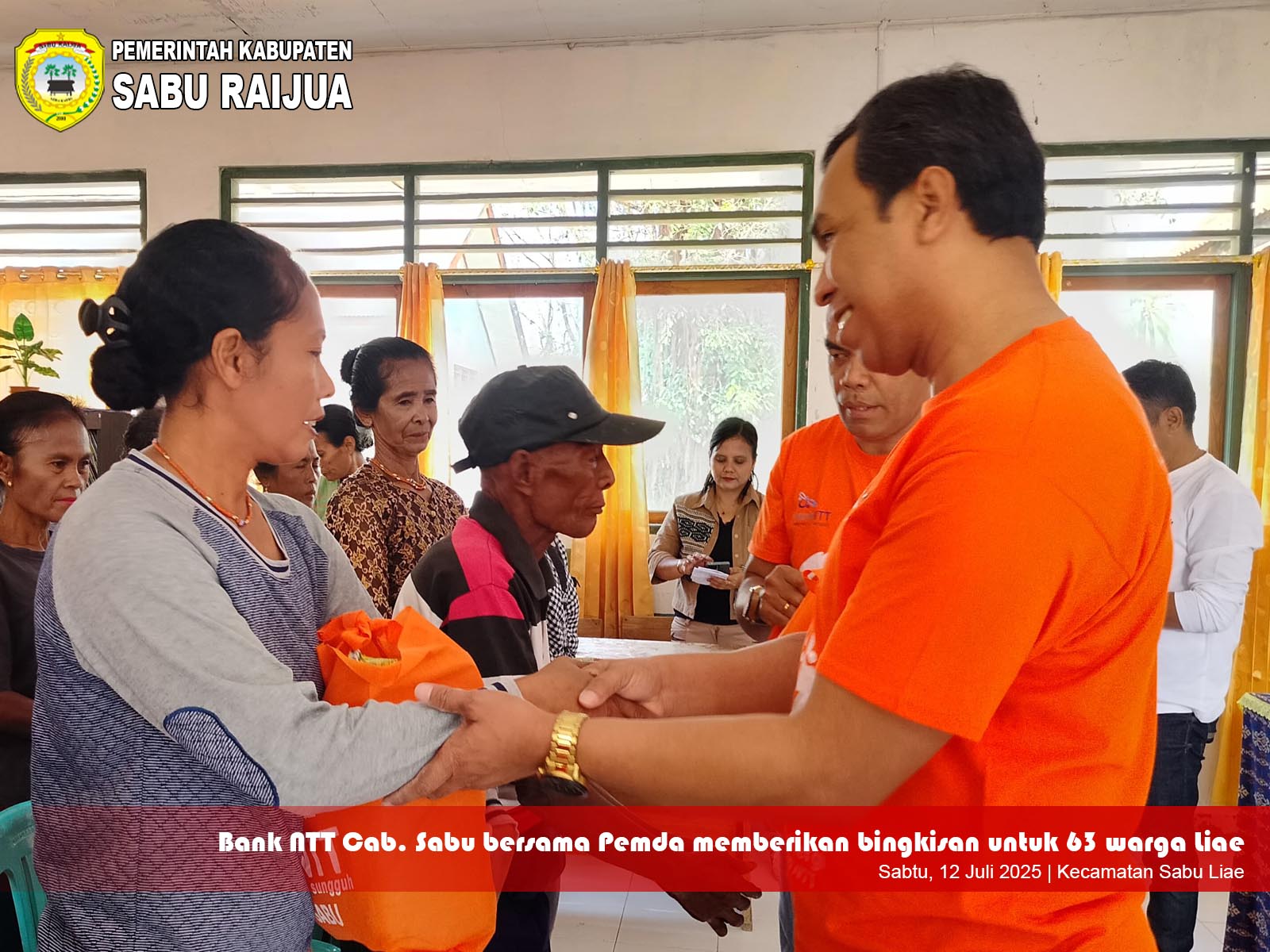 https://saburaijuakab.go.id/uploads/2025/kdh/Bupati memberikan bingkisan2.jpg